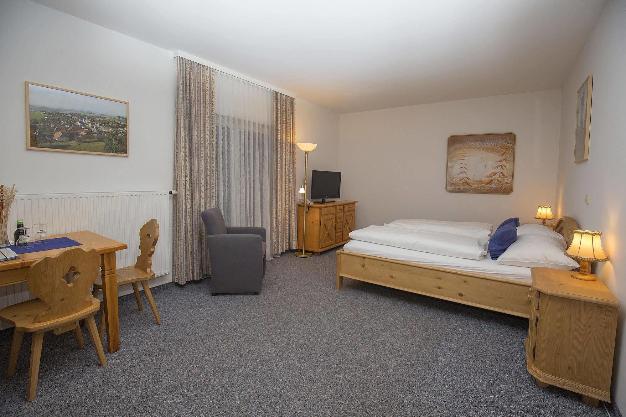 Lanzenkirchen Grandhotel Niederoesterreichischer Hof מראה חיצוני תמונה